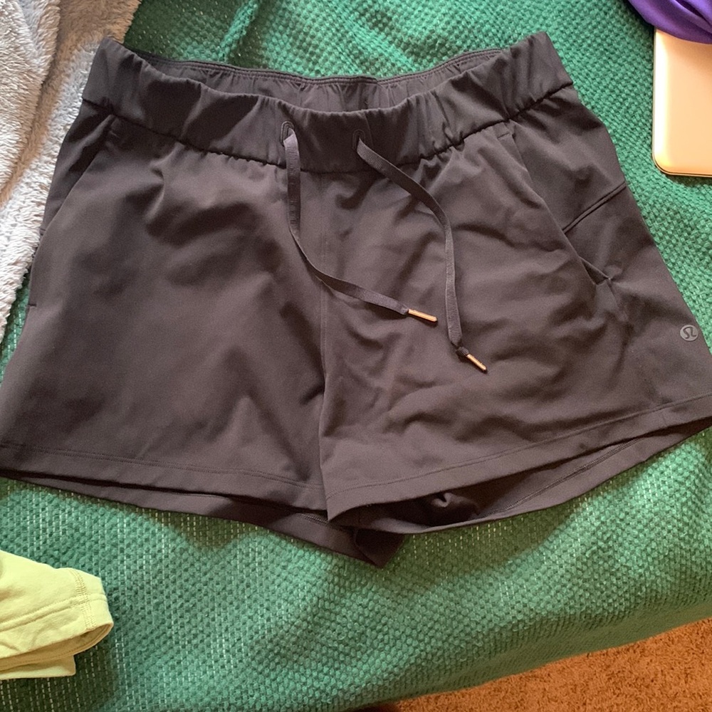 Black lululemon on the fly 2.5” shorts